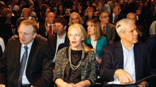 Kako bi pred pristalicama DS-a ipak zadržao privid kontinuiteta sa politikom Zorana Đinđića, Boris Tadić je koristio svaku priliku da se u javnosti pojavljuje sa udovicom ubijenog premijera Ružicom Đinđić